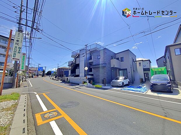 ☆前面道路の様子☆カースペースございます。（１号棟は並列２台可）平日・お仕事帰りなど、いつでもご案内いたします！お気軽にお問い合わせ下さい。