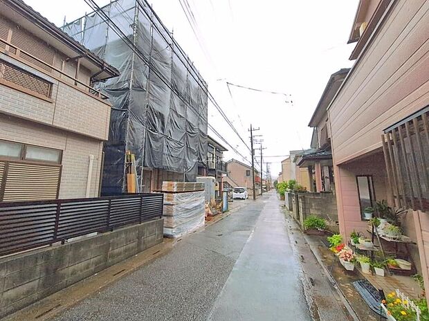 ☆前面道路の様子☆２台駐車できるゆとりあるカースペース。現地をご覧いただきながら、住まいの夢をお聞かせください。