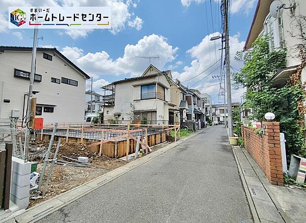 ☆前面道路の様子☆
カースペース２台可能です。
平日・お仕事帰りなど、いつでもご案内いたします！お気軽にお問い合わせ下さい。