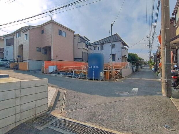 ☆造成中・前面道路の様子☆カースペースございます。平日・お仕事帰りなど、いつでもご案内いたします！お気軽にお問い合わせ下さい。