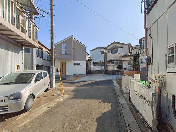 ☆前面道路の様子☆
カースペース2台可能です。当日のご見学予約も承ります。同じものは2つとない「夢のマイホーム」との出会いが待っているかもしれません。