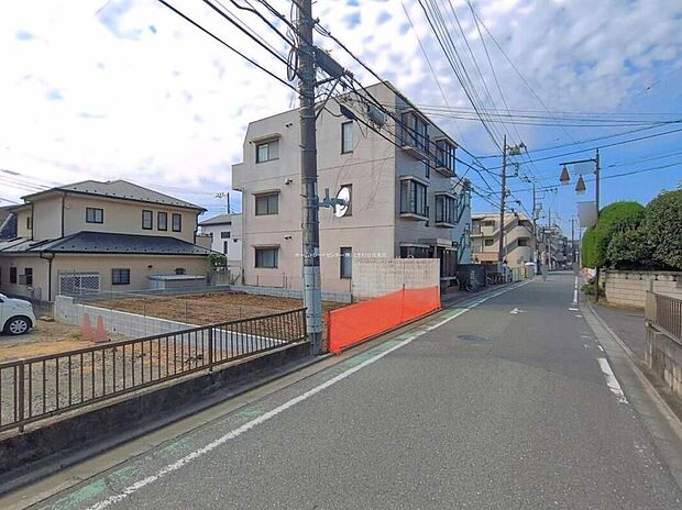 ☆前面道路の様子☆カースペースございます。この街で・この家で暮らしたいと思わせる理由を是非現地でお確かめ下さい。現地をご覧いただきながら、住まいの夢をお聞かせください。