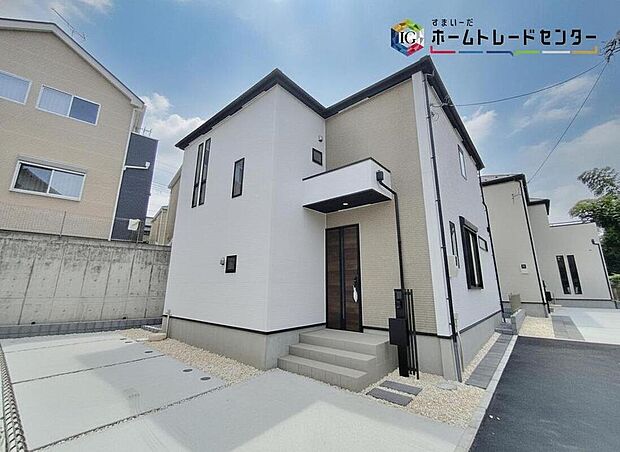 ☆外観の様子☆
洗練されたデザインのお洒落なお住まいです。従来の省エネ住宅よりも優れたZEH水準の快適住宅。