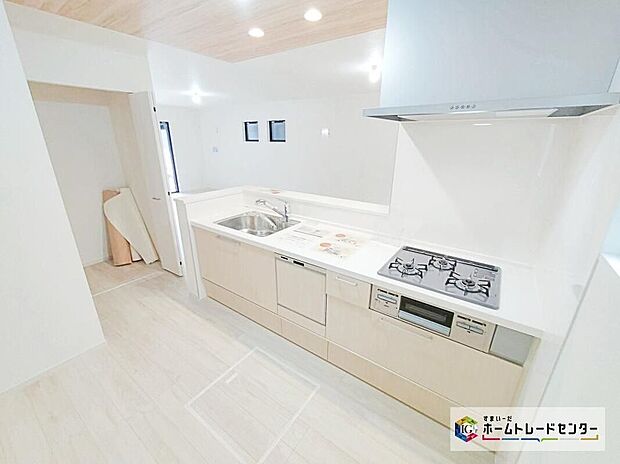 ☆Kitchen☆窓付きの明るく爽やかなキッチンスペース。床下収納もございますので、いつでもすっきりとお使い頂けそうです。