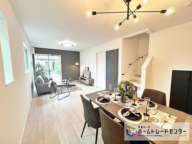 ☆Livingroom☆
広々としたLDKに、自分好みのインテリアでレイアウト。季節ごとに模様替えなども、楽しみの一つとなりそうです。
※家具付き販売ではございません。