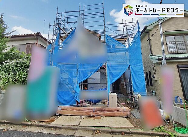 ☆現地の様子☆
洗練されたデザインのお洒落なお住まいです。ゆとりの広さを誇る魅力あふれる邸宅です。