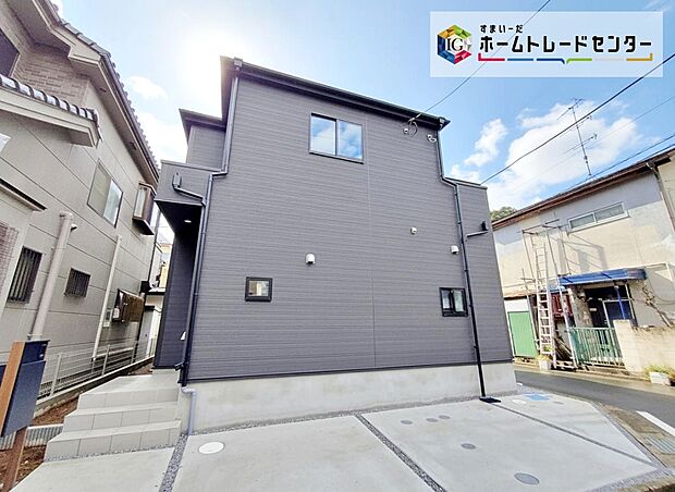 ☆外観の様子☆
一戸建ての大きなメリットは、「自分の土地」を自由に使えること。好きなペットが飼えるほか、ガーデニングやＤＩＹ、車やバイクの手入れなど様々な趣味を楽しめます♪
