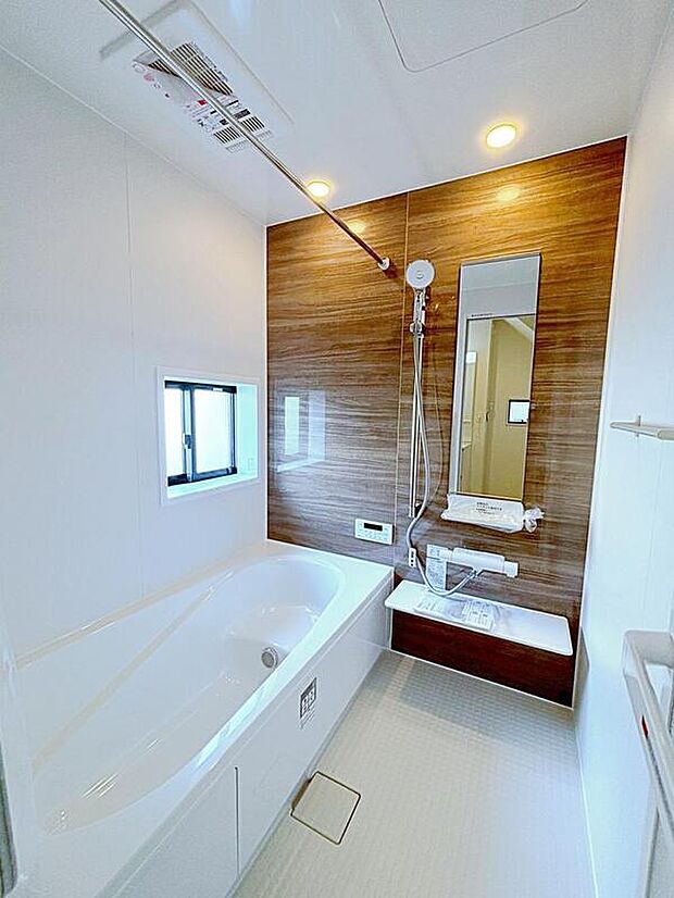 【☆Bathroom☆】窓付きのバスルーム。陽射し差し込む明るい環境は、日中の入浴も気持ち良くお使い頂けそうです。