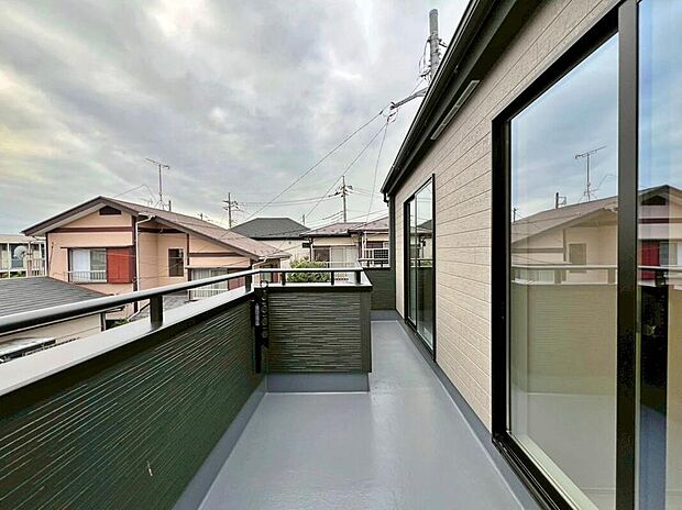 【バルコニー】南側に設置された広々バルコニー。心地よい陽射しや暖かな風を楽しむことが出来ます。晴れた日にはたっぷりの洗濯物や布団を干せます！