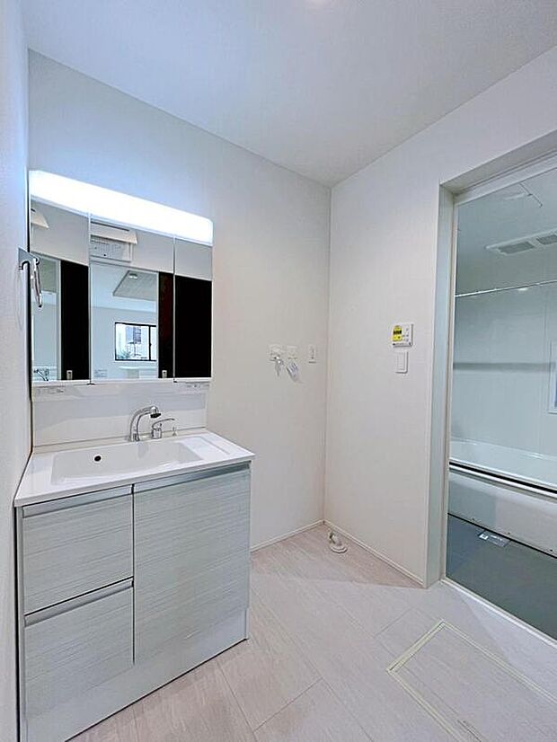 【洗面台・洗面所】白を基調とした爽やかなサニタリースペース。清潔感のある快適空間です。毎日の身支度も気持ち良くお使い頂けます。