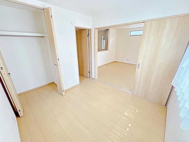 【リビング以外の居室】リビング隣には洋室つきです。間仕切りを開ければリビングと繋がり開放感が出ます。お子様の遊び場やおもちゃ置場、お昼寝スペースとしてなど、多目的にお使いいただけます!