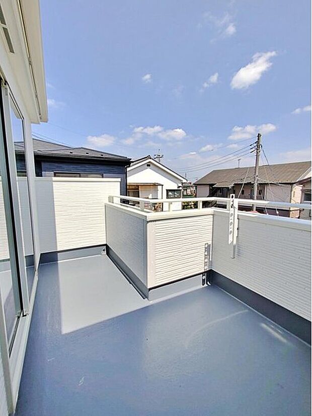 【バルコニー】東側に設置された広々バルコニー。毎日朝日が差し込みます。気持ちのいい朝を迎えられますね。晴れた日にはたっぷりの洗濯物や布団を干せます！