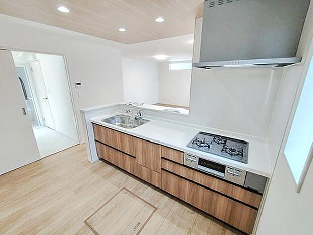 【キッチン】明るく開放感のあるリビング。対面式キッチンは、いつでもご家族を感じられる空間作りの重要ポイントになりそうです。