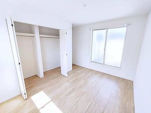 【リビング以外の居室】全居室に収納を完備しておりますので、居室の全空間を有効活用出来ます。自分好みのお部屋で、ゆったりお寛ぎ頂けます。