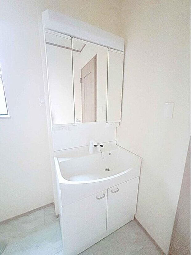 【☆Washstand☆】白を基調とした爽やかなサニタリースペース。清潔感のある快適空間です。毎日の身支度も気持ち良くお使い頂けます。散らかりがちな洗面所も三面鏡うしろの収納ですっきり♪

