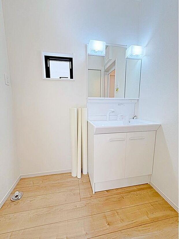 【洗面台・洗面所】サニタリースペースには窓が備えられており明るいです！キッチンと洗面所が近く、洗濯物を洗っているうちにご飯の下ごしらえなどの「ながら家事」がしやすいレイアウト♪