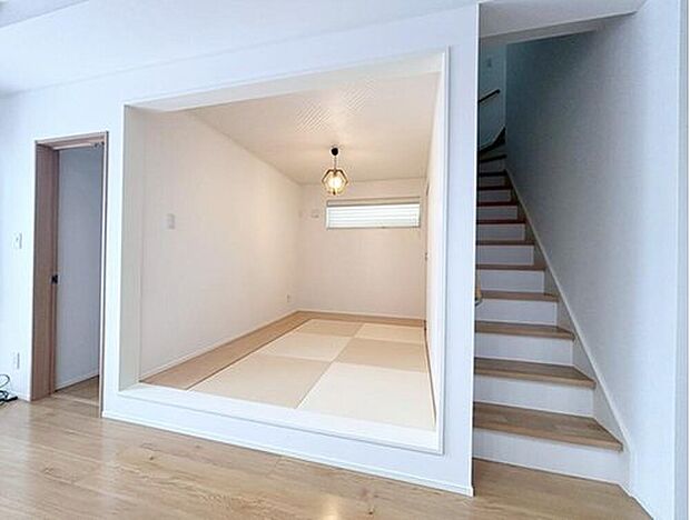 【【Japanese Room】】寛ぐのに丁度いい広さの小上がり和室は、赤ちゃんのお昼寝スペースにも最適です。