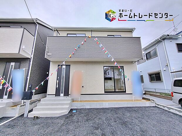 【現地外観写真】緑豊かでのびのびと子育てが出来る閑静な住宅地。休日は四季を感じながら、ジョギングしたり、お子様と一緒に遊べる河川敷の近くです。