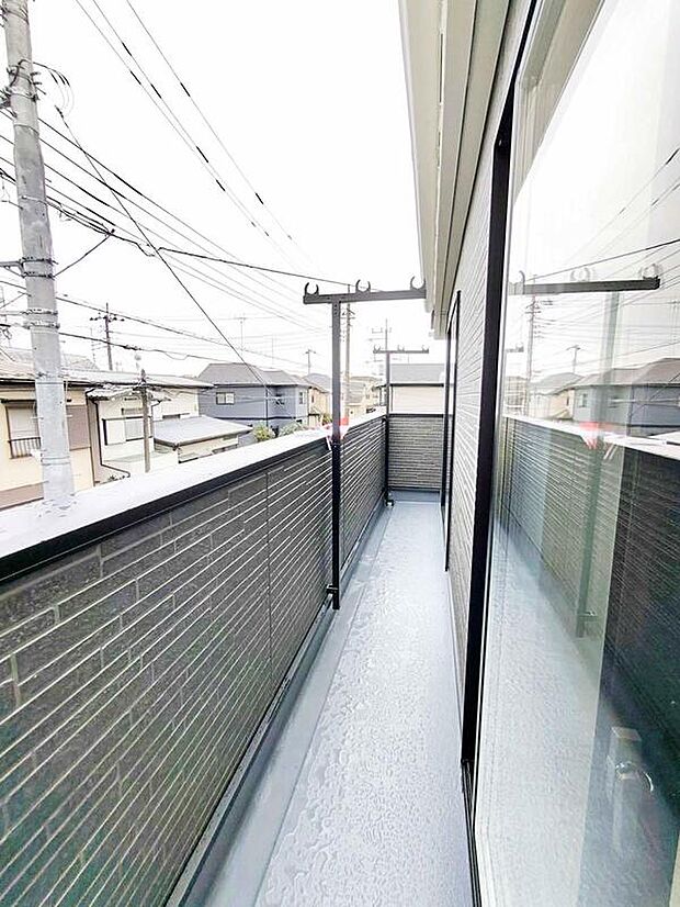 【バルコニー】日当たりの良い広々としたバルコニーでは、洗濯物を気持ちよく干すことができます。