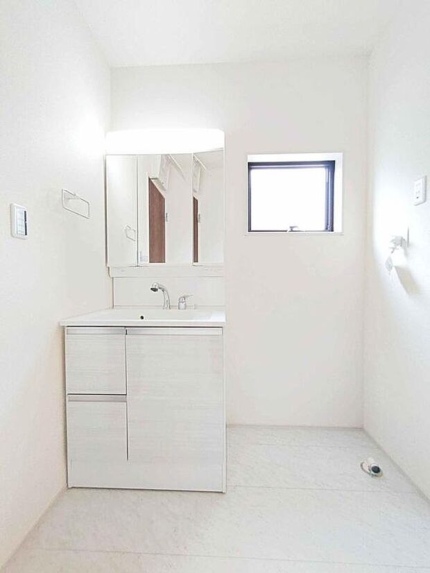 【洗面台・洗面所】サニタリースペースには窓が備えられており明るいです！キッチンと洗面所が近く、洗濯物を洗っているうちにご飯の下ごしらえなどの「ながら家事」がしやすいレイアウト♪