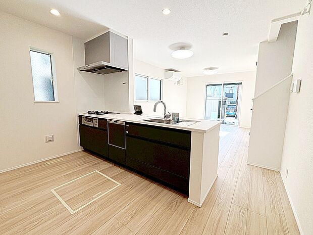 【☆Kitchen☆】人工大理石トップ仕様の高級感のあるシステムキッチン。食洗機や浄水器、ハンドシャワーなど、高機能付きです。サポート力◎で、家事も快適スムーズに出来そうです。