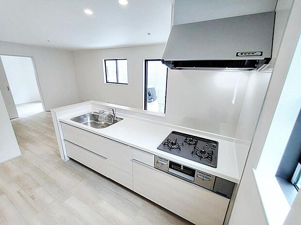 【☆Kitchen☆】人工大理石トップ仕様の高級感のあるシステムキッチン。浄水器、ハンドシャワーなど、高機能付きです。