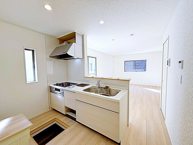 【☆Kitchen☆】窓付きの明るく爽やかなキッチンスペース。床下収納もございますので、いつでもすっきりとお使い頂けそうです。