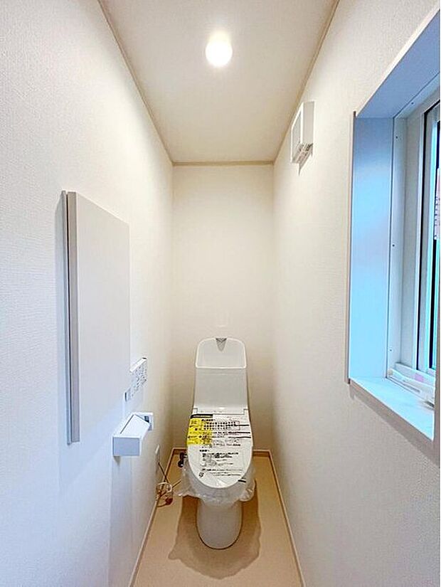 【☆Toilet☆】窓付きのトイレスペース。陽射し差し込む明るい空間となっております。また、換気環境も良好です。