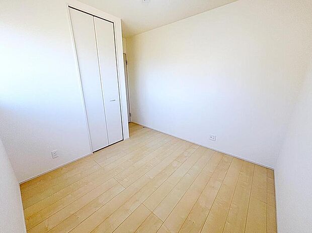 【 リビング以外の居室】５帖洋室。全居室に収納を完備しておりますので、居室の全空間を有効活用出来ます。自分好みのお部屋で、ゆったりお寛ぎ頂けます。