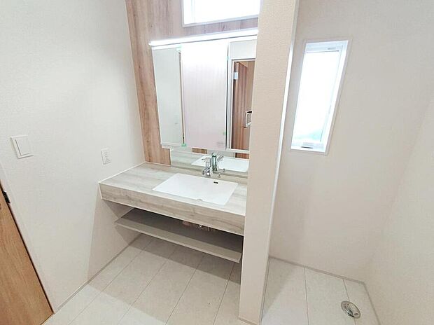 【洗面台・洗面所】おしゃれなオープンサニタリーを採用しました。
ラグジュアリーな空間には、室内物干しなど機能的な設備も付いているので雨の日のお洗濯物干しなどにも嬉しいですね♪