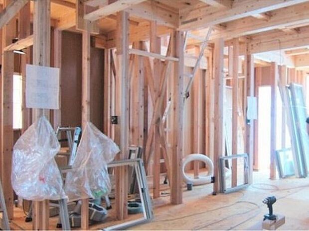 【【横からの力に耐える「筋交い」】】柱と柱の対角線に取り付けられるもので、片方向の片筋交い、両方向のたすき筋交いがある。在来工法では、必要箇所に筋交い耐力壁を配置し補強します。