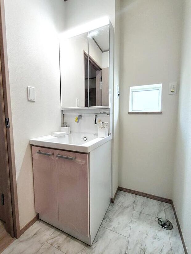 【洗面台・洗面所】爽やかなサニタリースペース。清潔感のある快適空間です。毎日の身支度も気持ち良くお使い頂けます。散らかりがちな洗面所も鏡うしろの収納ですっきり♪