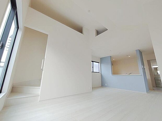 【リビング】リビングにロフトがあるため、天井が高く、開放感がございます。明るいリビングで家族団らんの時間を楽しみましょう!!