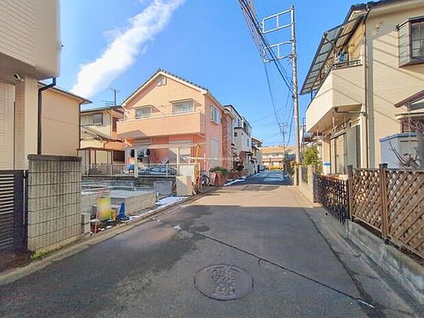 【 前面道路含む現地写真】ビルトイン車庫ございます。
この街で・この家で暮らしたいと思わせる理由を是非現地でお確かめ下さい。