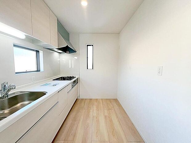 【キッチン】生活感を“隠したい”気持ちに寄り添う、独立キッチン。食器を運ぶ動線も短く、臭いが広がらない点もGOOD。