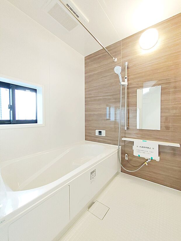 【☆Bathroom☆】窓付きのバスルームは、採光もあり明るく気持ちの良い空間です。窓があることで、換気環境も良好。掃除もスムーズに出来ます。