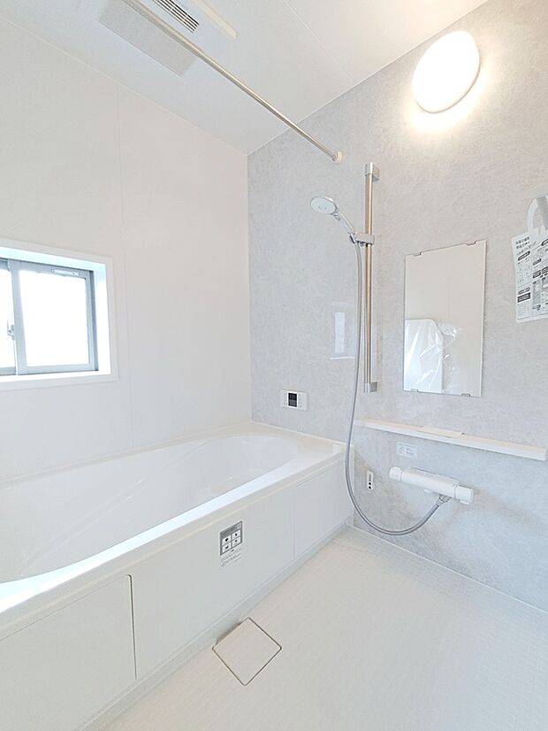 【☆Bathroom☆】
毎日の疲れを癒す浴室は1坪タイプです。足を伸ばしてゆっくりとくつろげます。