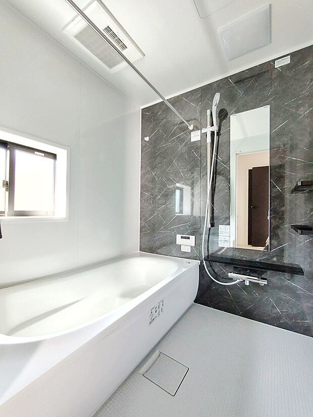 【☆Bathroom☆】ひろびろ１坪サイズのバスルーム半身浴もできるひろびろな浴槽です。
浴室は乾きやすく、滑りにくい速乾床を採用。お子様とのお風呂タイムも安心です。