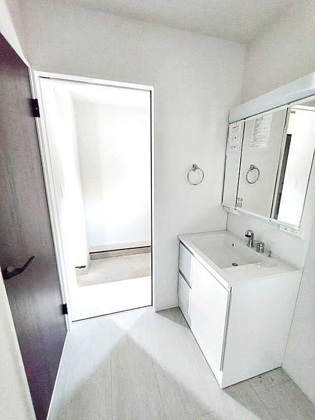 【☆Washstand☆】明るく清潔感溢れるサニタリースペース。ホールとシューズインクロークの2カ所から出入りできます。毎日使う場所だからこそ、快適な空間となっております。