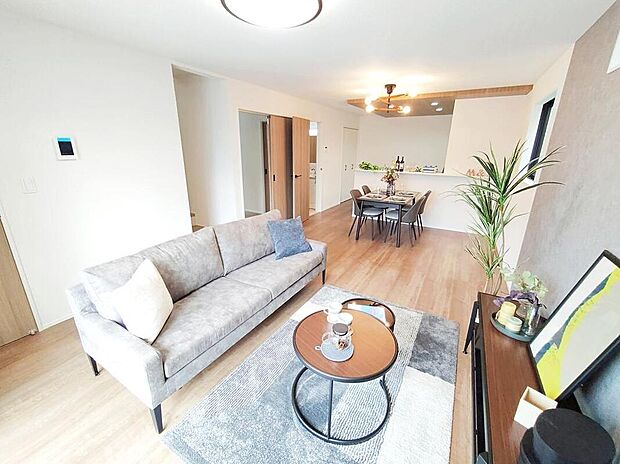 【リビング】カウンターやパントリーがございます。
お子様のリビング学習や、食材の収納に便利です♪