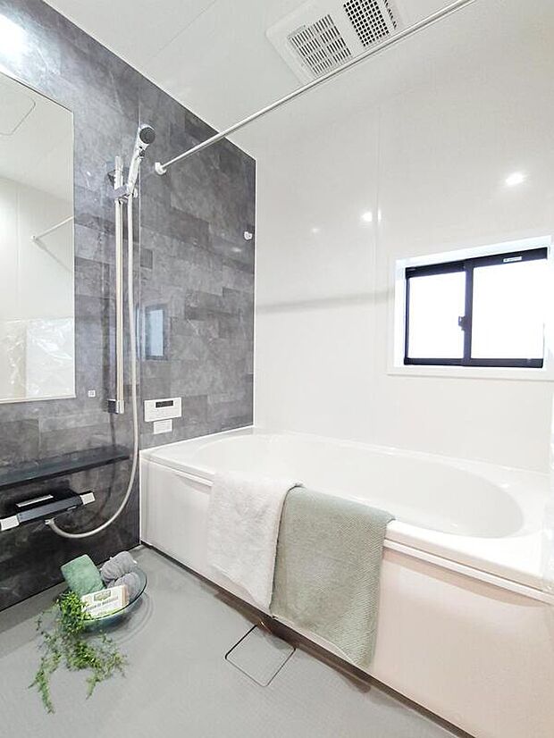 【浴室】窓付きのバスルーム。陽射し差し込む明るい環境は、日中の入浴も気持ち良くお使い頂けそうです。