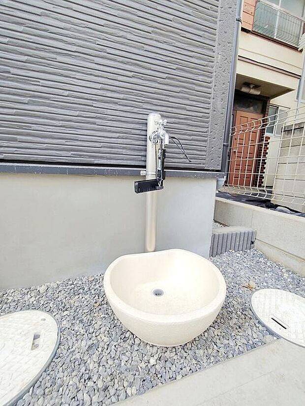 【外水栓】バーベキューなど、お庭でアウトドアを楽しむ方にとっては、外に水栓があれば家の中から水を運び出す手間が省けます。洗車の際にも便利です♪