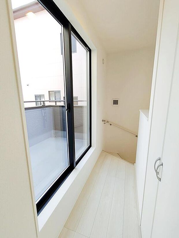 【その他内観】ホールから直接出入りできるバルコニーは、お洗濯物を干す動線が短く家事効率をアップしてくれる嬉しい間取りです♪