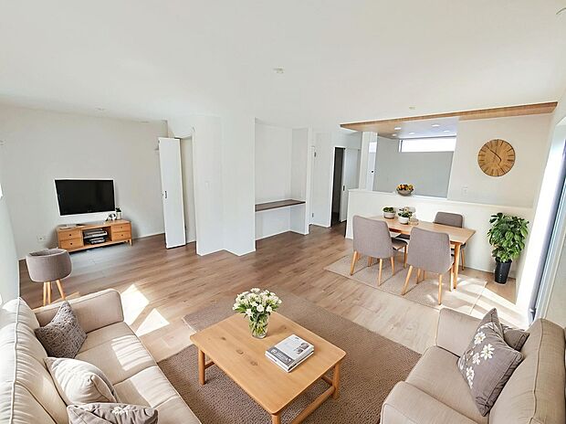 【☆Livingroom☆】採光良好なリビングは、ご家族の憩いの空間。居心地の良い快適な安らぎの場所にもなりそうです。
※家具をCGで加工しています。家具付き販売ではございません。