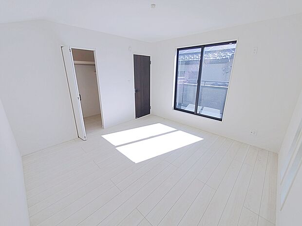 【☆Room☆】寛ぎの時間を紡ぎだす8帖洋室。大型ベットを置いても余裕です。