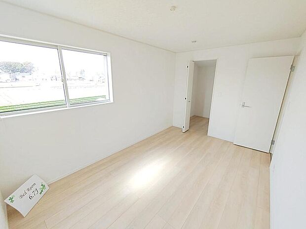 【☆Room☆】6.7帖洋室にはウォークインクローゼットを完備!増えがちな衣類やバッグなどを効率よく収納できます。