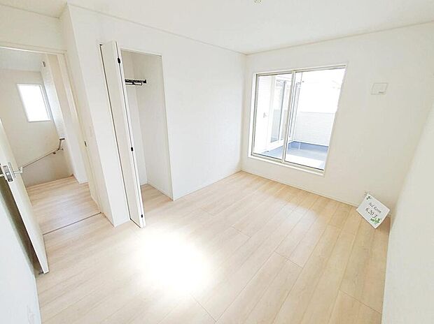 【リビング以外の居室】
バルコニーに面した6.2帖洋室。
全居室に収納を完備しておりますので、居室の全空間を有効活用出来ます。自分好みのお部屋で、ゆったりお寛ぎ頂けます。