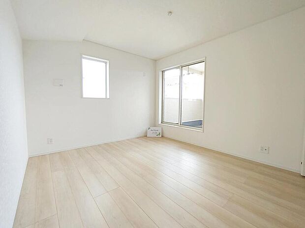 【リビング以外の居室】☆Room☆
明るめのフローリングですので、壁紙ともマッチし、お部屋を更に広く見せてくれる効果も。