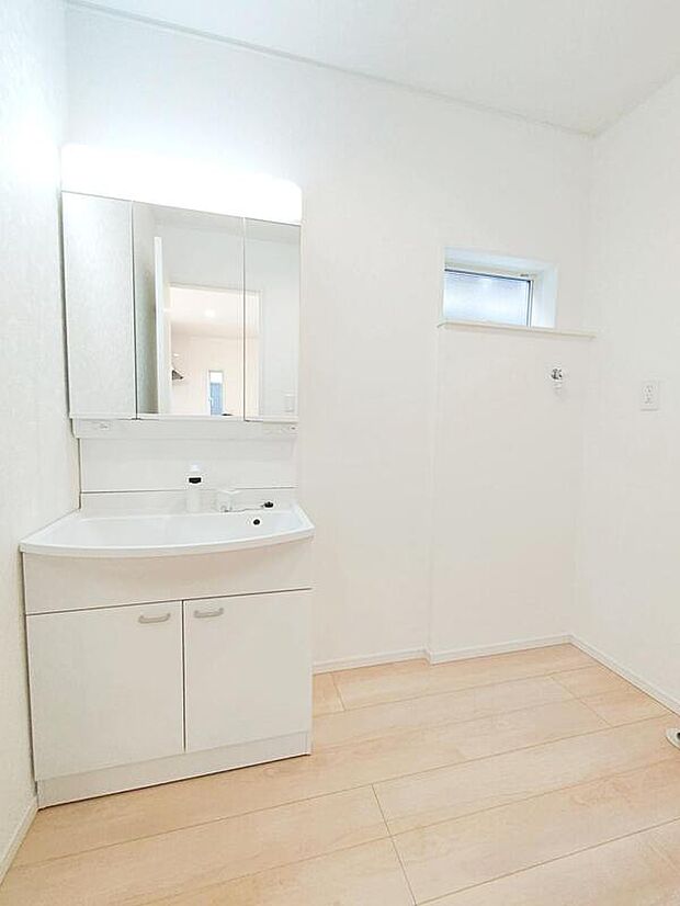 【洗面台・洗面所】白を基調とした爽やかなサニタリースペース。清潔感のある快適空間です。毎日の身支度も気持ち良くお使い頂けます。