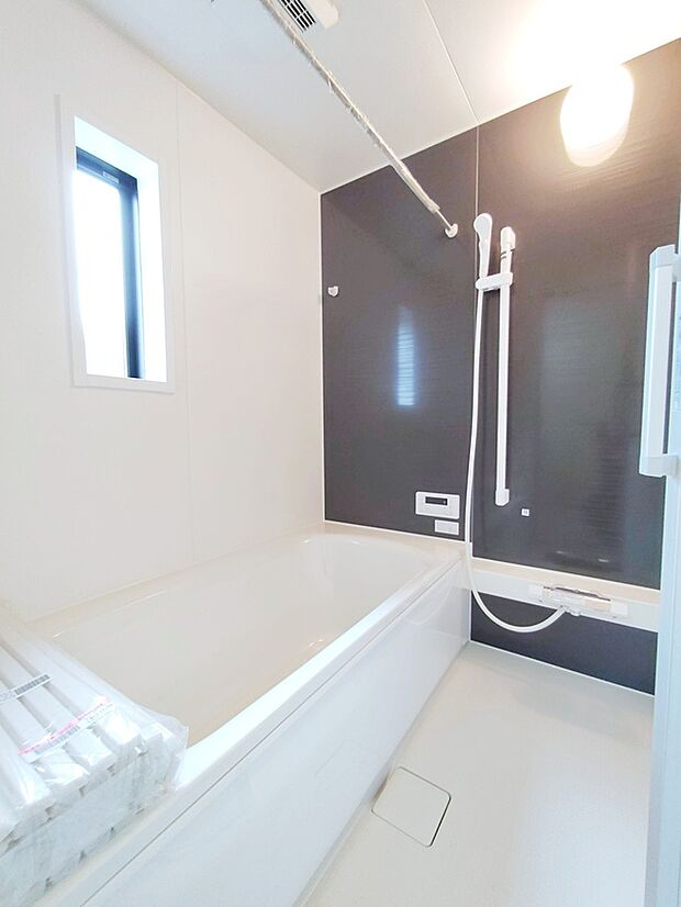 【☆Bathroom☆】窓付きのバスルーム。陽射し差し込む明るい環境は、日中の入浴も気持ち良くお使い頂けそうです。